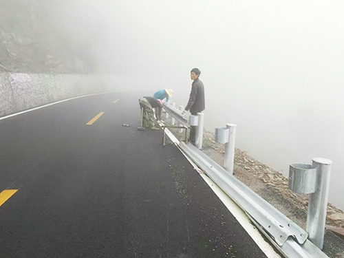 四川高速公路波形護欄安裝